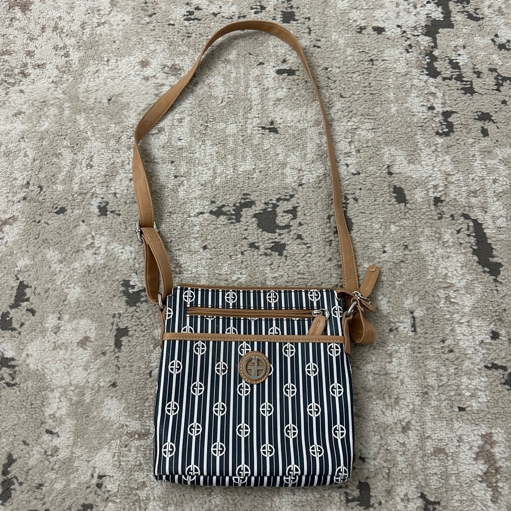 GIANI BERNINI Tonal logo faux-leather women's crossbody bag  - Navy / White